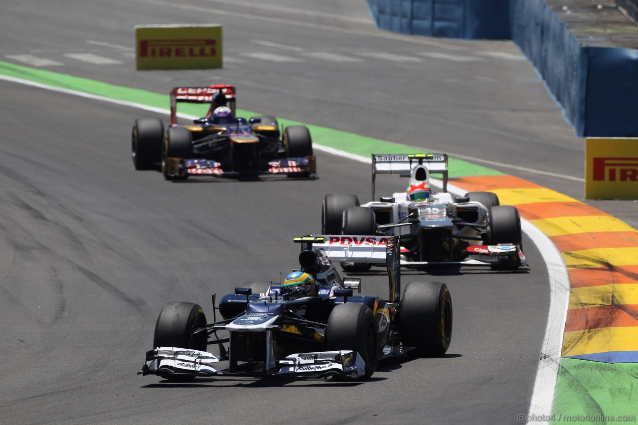 GP EUROPA, 24.06.2012- Gara, Bruno Senna (BRA) Williams F1 Team FW34 davanti a Sergio Prez (MEX) Sauber F1 Team C31 