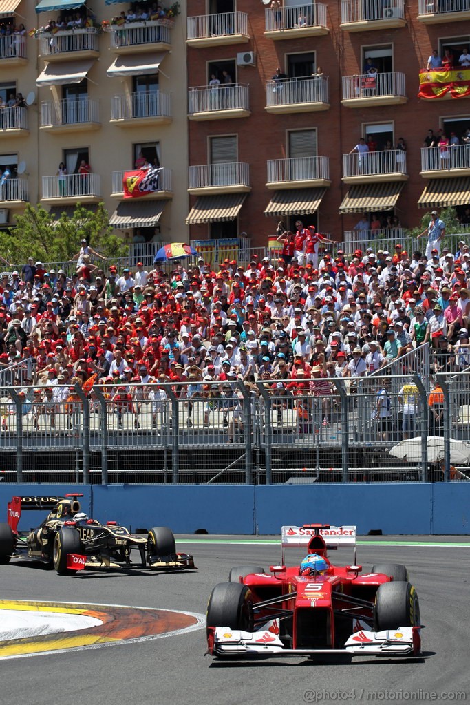 GP EUROPA, 24.06.2012- Gara, Fernando Alonso (ESP) Ferrari F2012 davanti a Kimi Raikkonen (FIN) Lotus F1 Team E20 
