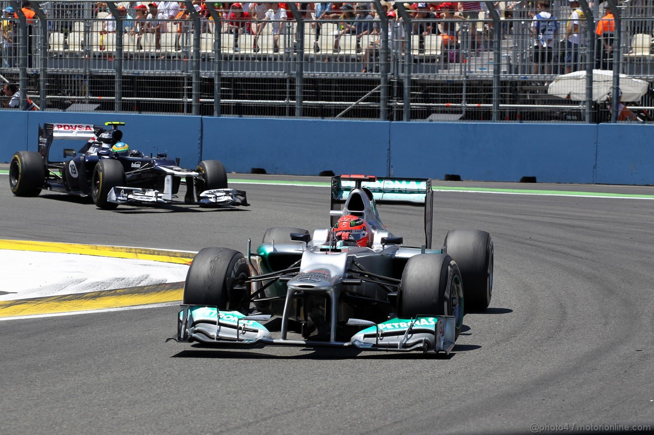 GP EUROPA, 24.06.2012- Gara, Michael Schumacher (GER) Mercedes AMG F1 W03 davanti a Bruno Senna (BRA) Williams F1 Team FW34 
