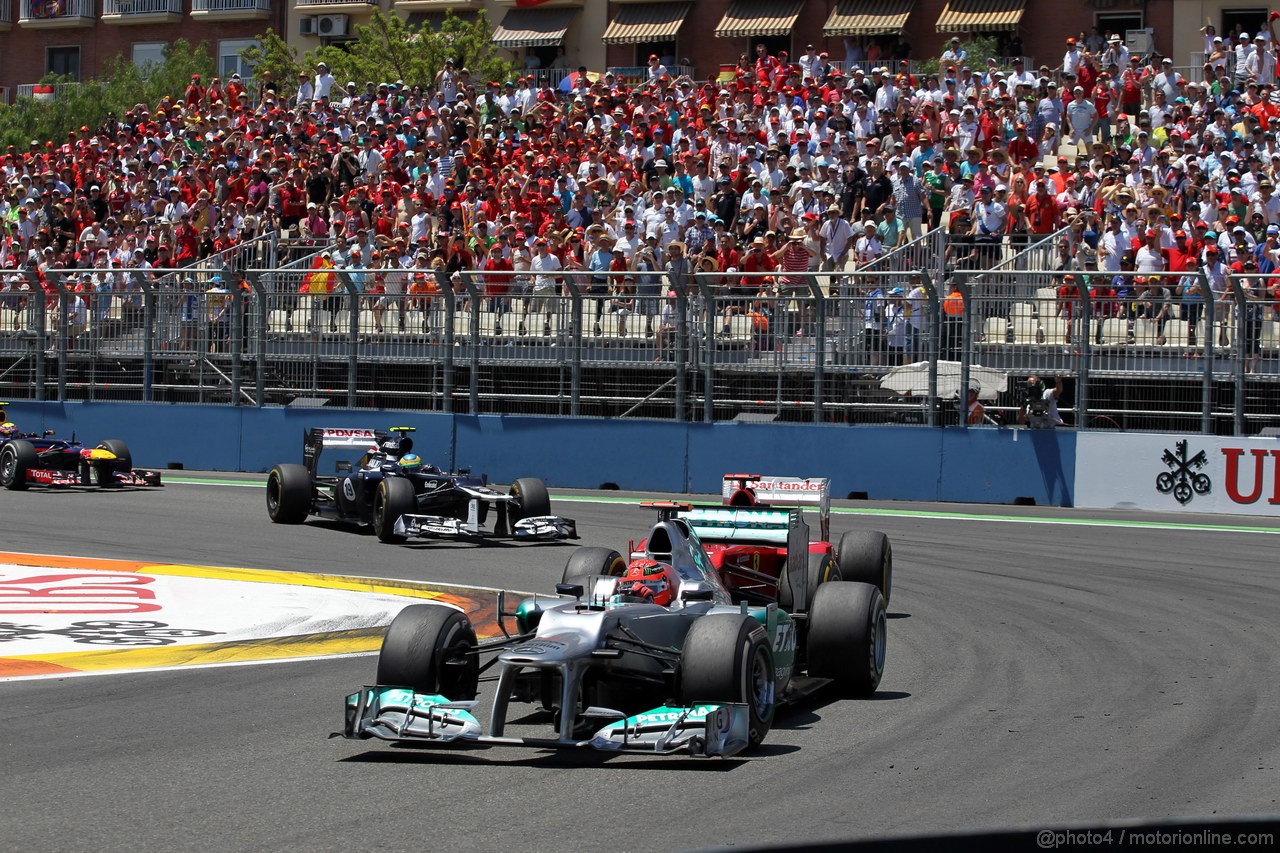 GP EUROPA, 24.06.2012- Gara, Michael Schumacher (GER) Mercedes AMG F1 W03 davanti a Fernando Alonso (ESP) Ferrari F2012 
