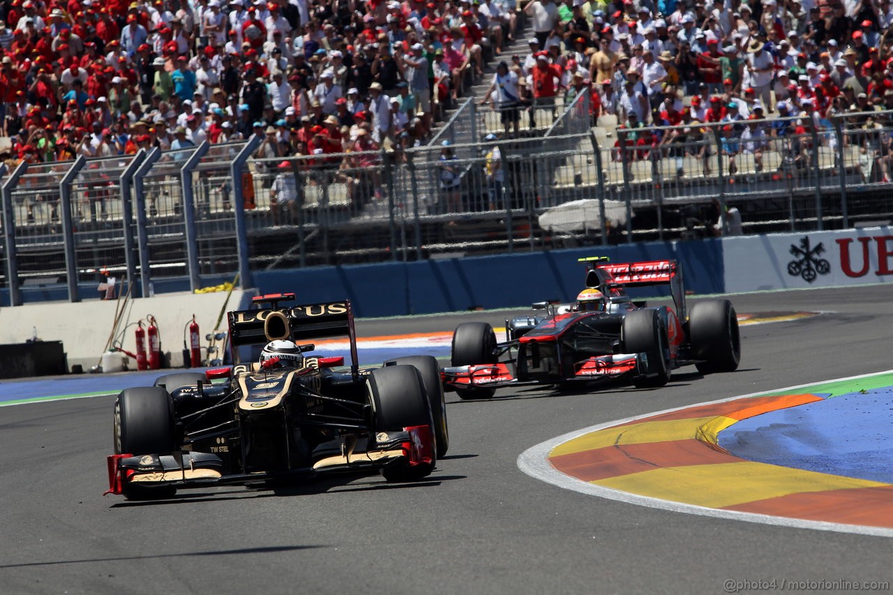 GP EUROPA, 24.06.2012- Gara, Kimi Raikkonen (FIN) Lotus F1 Team E20 davanti a Lewis Hamilton (GBR) McLaren Mercedes MP4-27 