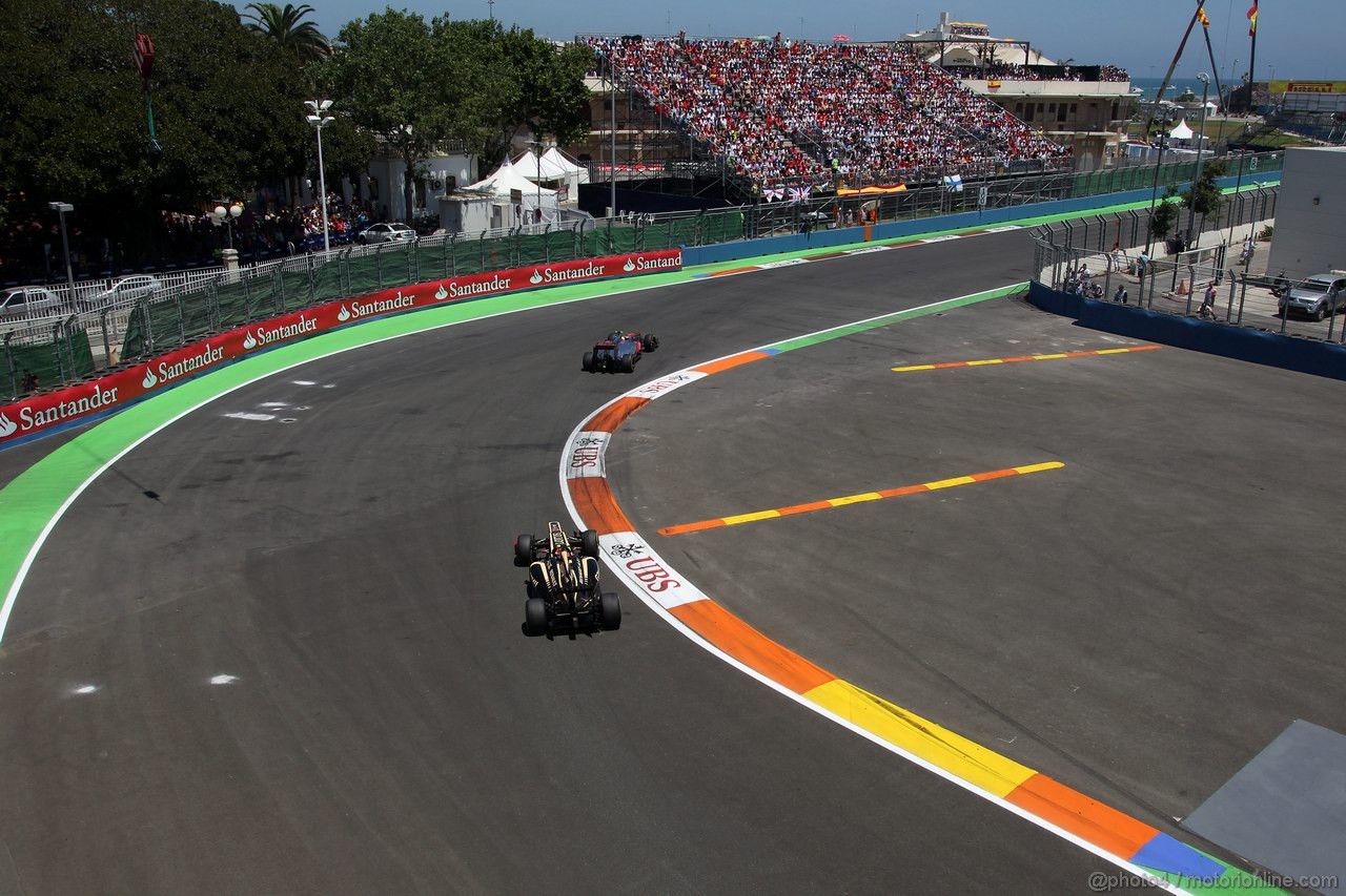 GP EUROPA, 24.06.2012- Gara, Romain Grosjean (FRA) Lotus F1 Team E20 e Lewis Hamilton (GBR) McLaren Mercedes MP4-27 