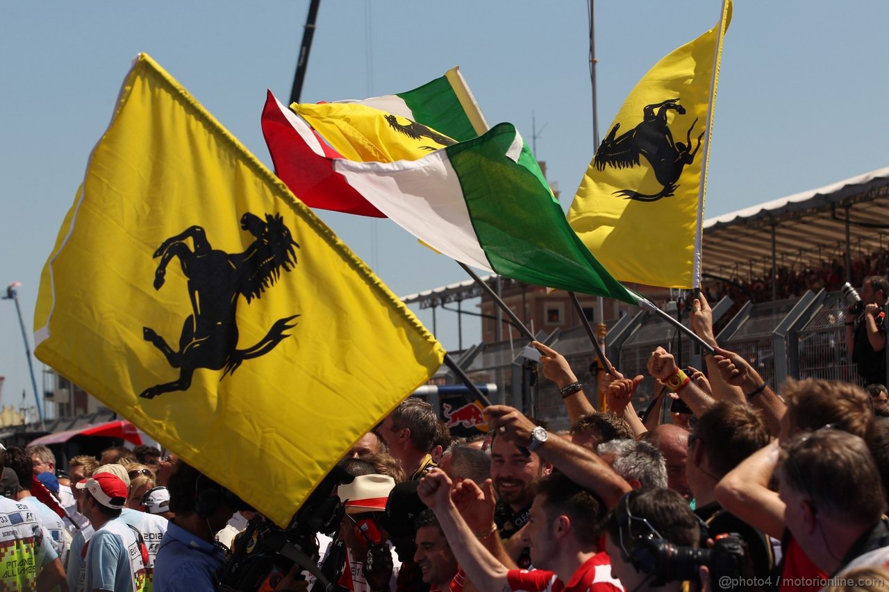 GP EUROPA, 24.06.2012- Gara, Mechanics celebrate the victory of Fernando Alonso (ESP) Ferrari F2012 