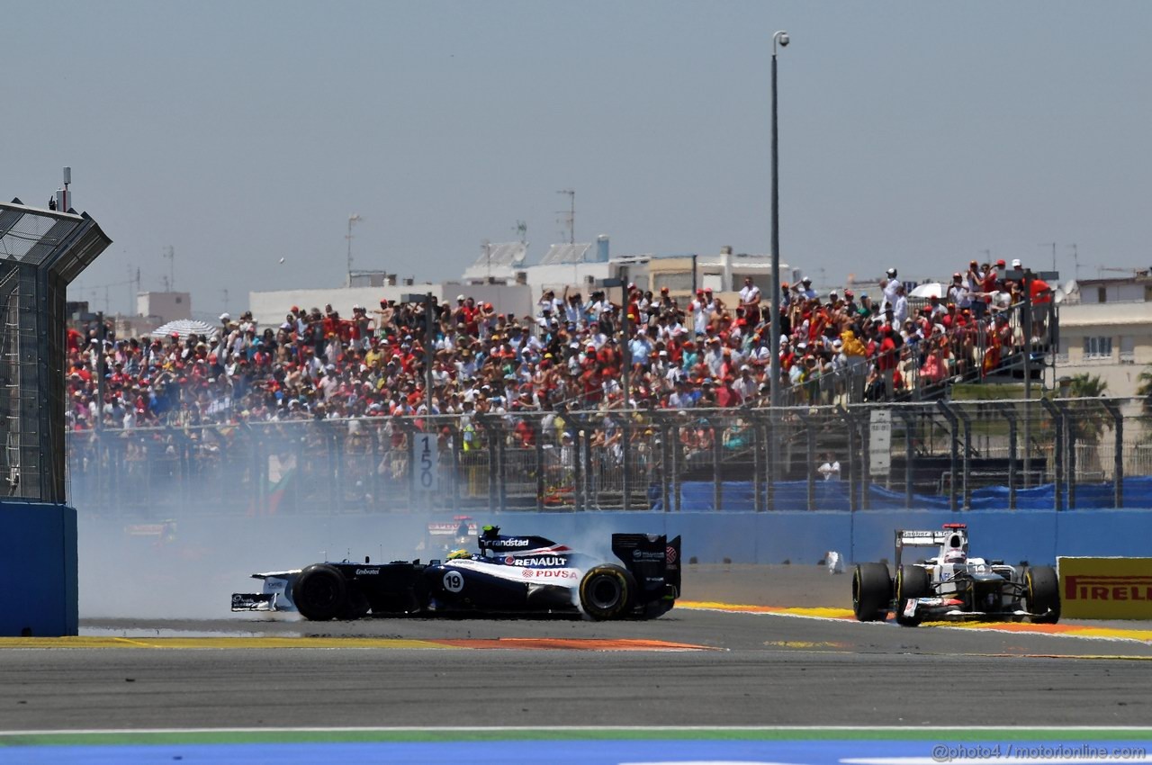GP EUROPA, 24.06.2012- Gara, Crash, Bruno Senna (BRA) Williams F1 Team FW34 e Kamui Kobayashi (JAP) Sauber F1 Team C31