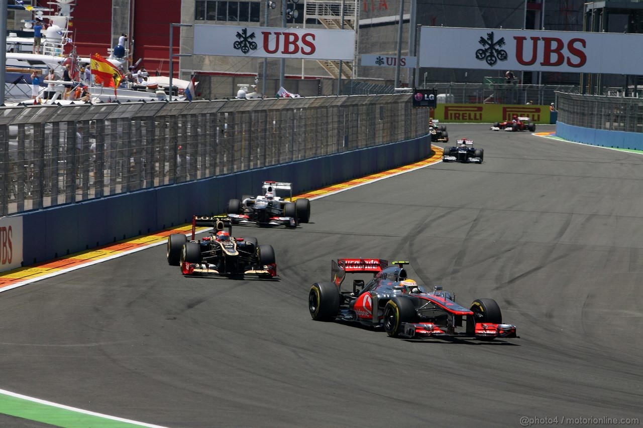 GP EUROPA, 24.06.2012- Gara, Lewis Hamilton (GBR) McLaren Mercedes MP4-27 e Romain Grosjean (FRA) Lotus F1 Team E20 