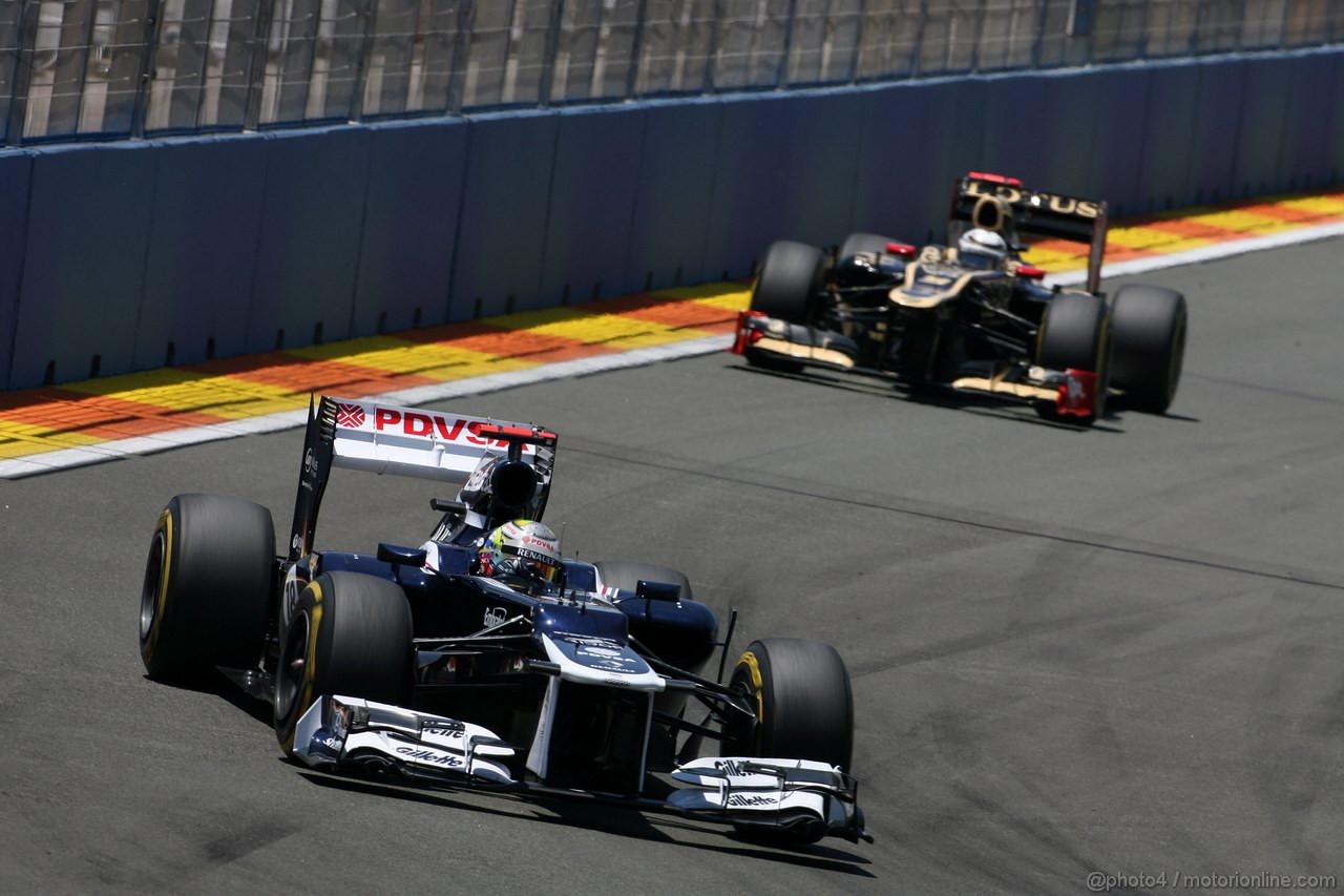 GP EUROPA, 24.06.2012- Gara, Pastor Maldonado (VEN) Williams F1 Team FW34 e Kimi Raikkonen (FIN) Lotus F1 Team E20 