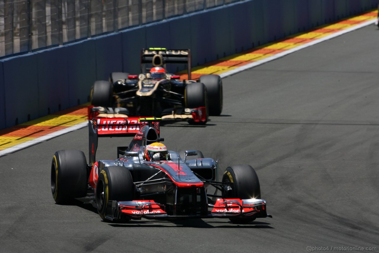 GP EUROPA, 24.06.2012- Gara, Lewis Hamilton (GBR) McLaren Mercedes MP4-27 e Romain Grosjean (FRA) Lotus F1 Team E20 