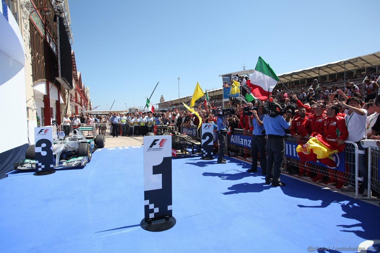 GP EUROPA, 24.06.2012- Gara, Mechanics Ferrari  celebrate the victory of Fernando Alonso (ESP) Ferrari F2012 