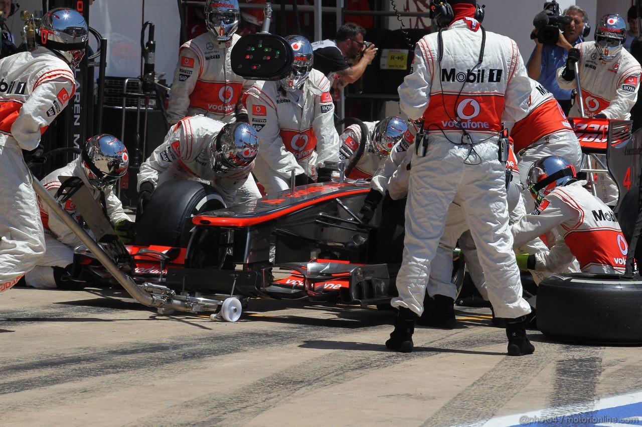 GP EUROPA, 24.06.2012- Gara, Pit Stop, Lewis Hamilton (GBR) McLaren Mercedes MP4-27