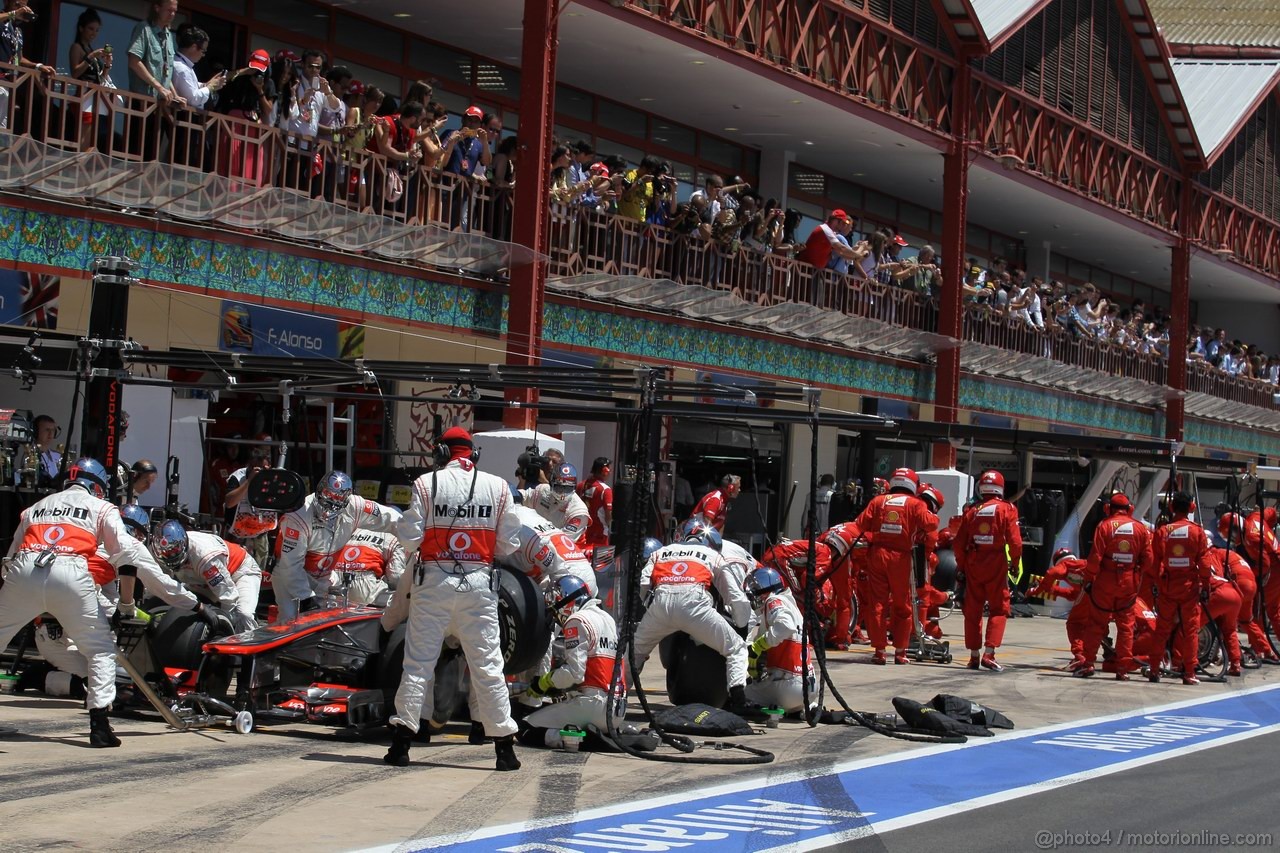 GP EUROPA, 24.06.2012- Gara, Pit Stop, Lewis Hamilton (GBR) McLaren Mercedes MP4-27
