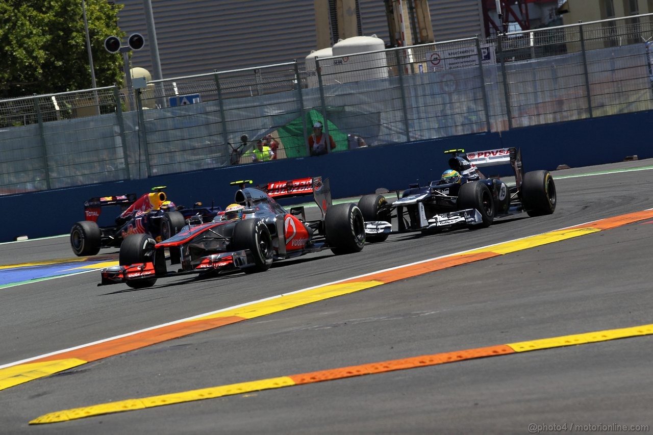 GP EUROPA, 24.06.2012- Gara, Lewis Hamilton (GBR) McLaren Mercedes MP4-27 e Bruno Senna (BRA) Williams F1 Team FW34 