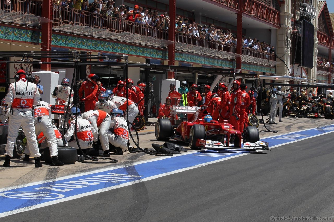 GP EUROPA, 24.06.2012- Gara, Pit Stop, Lewis Hamilton (GBR) McLaren Mercedes MP4-27 e Fernando Alonso (ESP) Ferrari F2012 
