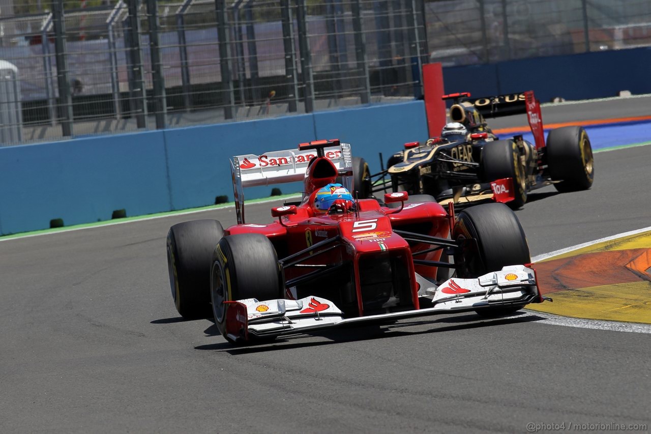 GP EUROPA, 24.06.2012- Gara, Fernando Alonso (ESP) Ferrari F2012 davanti a Kimi Raikkonen (FIN) Lotus F1 Team E20 