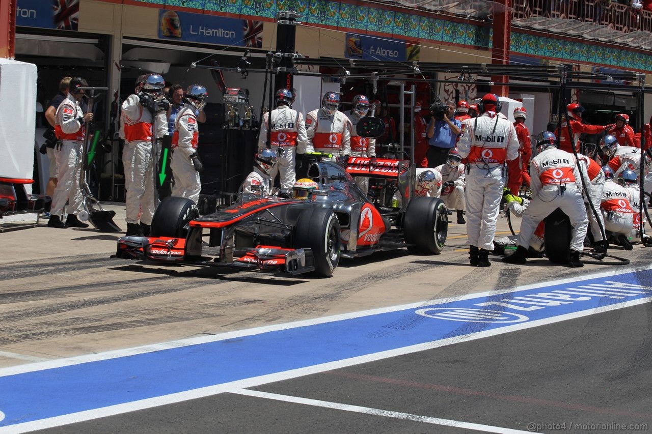 GP EUROPA, 24.06.2012- Gara, Pit Stop, Lewis Hamilton (GBR) McLaren Mercedes MP4-27 