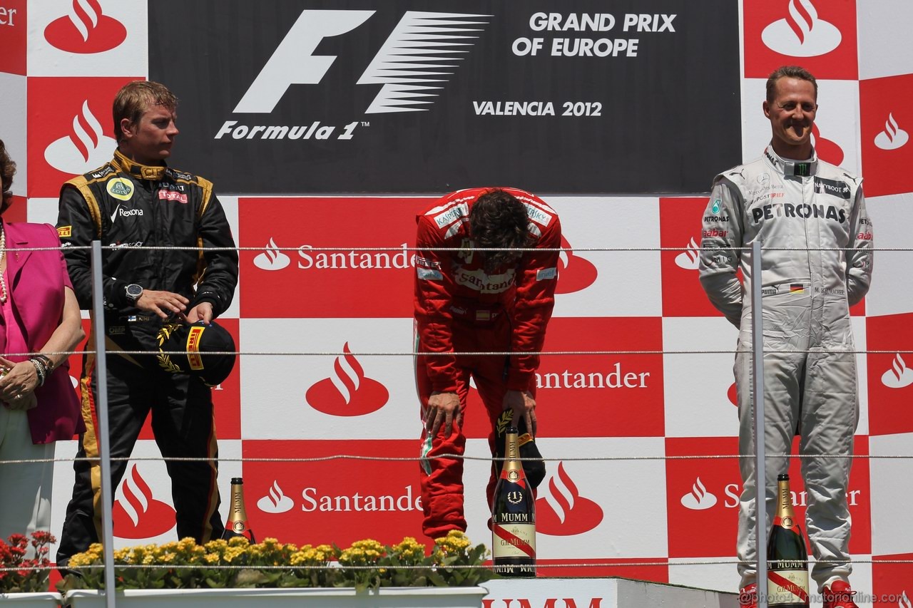 GP EUROPA, 24.06.2012- Gara, Fernando Alonso (ESP) Ferrari F2012 vincitore, secondo Kimi Raikkonen (FIN) Lotus F1 Team E20 e terzo Michael Schumacher (GER) Mercedes AMG F1 W03 with Andrea Stella (ITA) Ferrari Gara Engineer