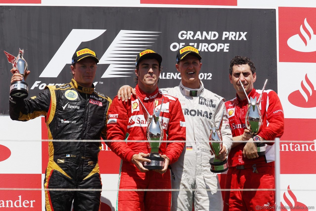 GP EUROPA, 24.06.2012- Gara, Fernando Alonso (ESP) Ferrari F2012 vincitore, secondo Kimi Raikkonen (FIN) Lotus F1 Team E20 e terzo Michael Schumacher (GER) Mercedes AMG F1 W03 with Andrea Stella (ITA) Ferrari Gara Engineer