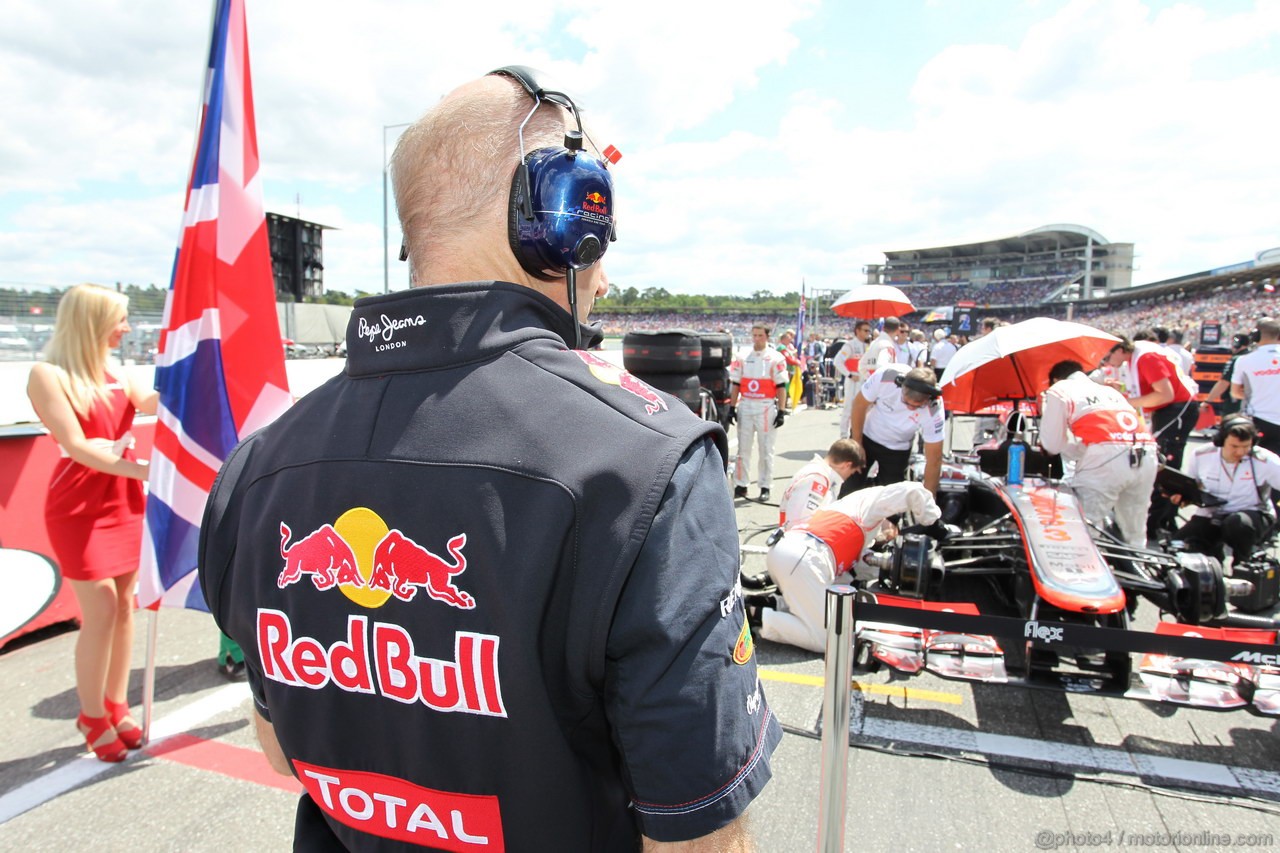GP GERMANIA, 22.07.2012 - Gara, Adrian Newey (GBR), Red Bull Racing , Technical Operations Director on the grid in front of  McLaren Mercedes MP4-27