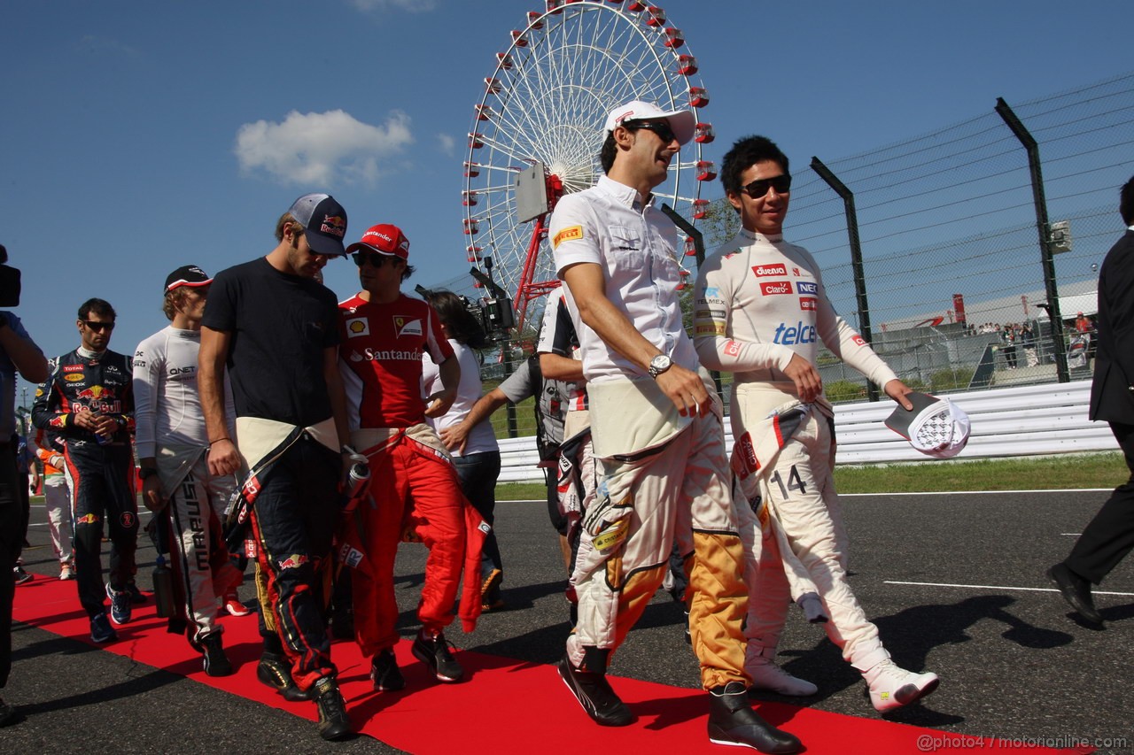 GP GIAPPONE, 07.10.2012- Pedro de la Rosa (ESP) HRT Formula 1 Team F112 e Kamui Kobayashi (JAP) Sauber F1 Team C31 