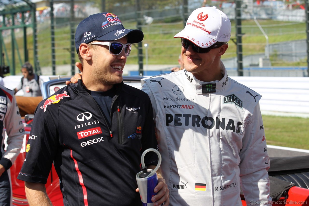 GP GIAPPONE, 07.10.2012- Sebastian Vettel (GER) Red Bull Racing RB8 e Michael Schumacher (GER) Mercedes AMG F1 W03 
