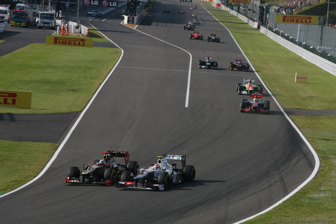 GP GIAPPONE, 07.10.2012- Gara, Kimi Raikkonen (FIN) Lotus F1 Team E20 e Sergio Prez (MEX) Sauber F1 Team C31