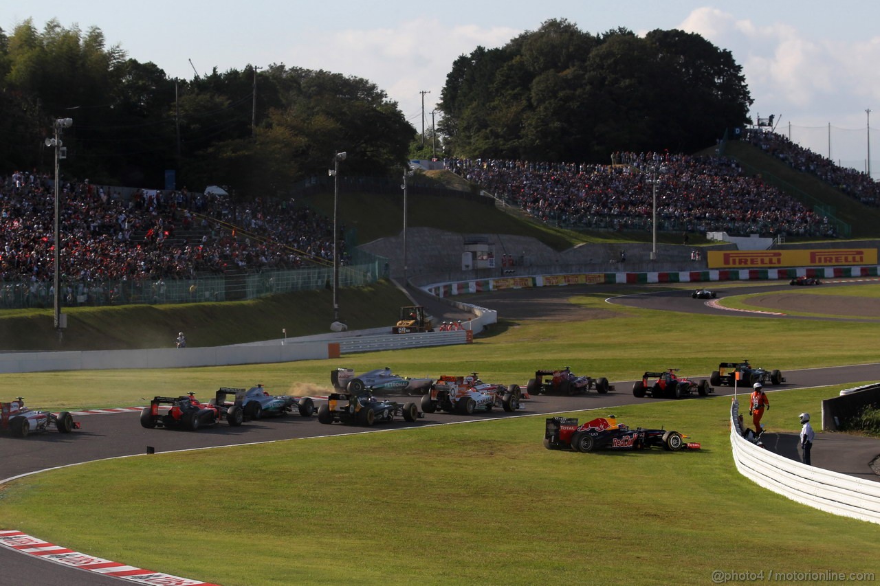 GP GIAPPONE, 07.10.2012- Gara, Nico Rosberg (GER) Mercedes AMG F1 W03 e Mark Webber (AUS) Red Bull Racing RB8 off track