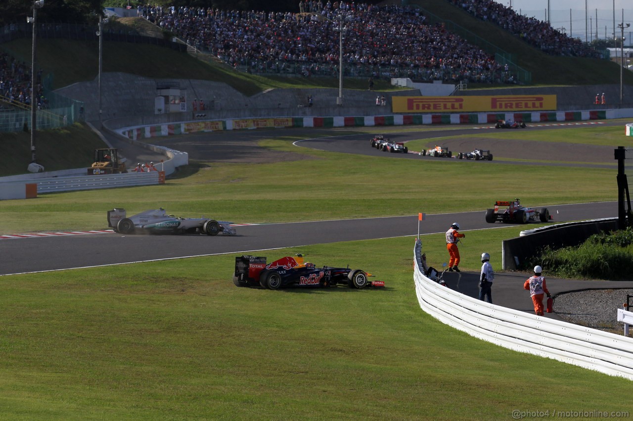 GP GIAPPONE, 07.10.2012- Gara, Nico Rosberg (GER) Mercedes AMG F1 W03 e Mark Webber (AUS) Red Bull Racing RB8 off track