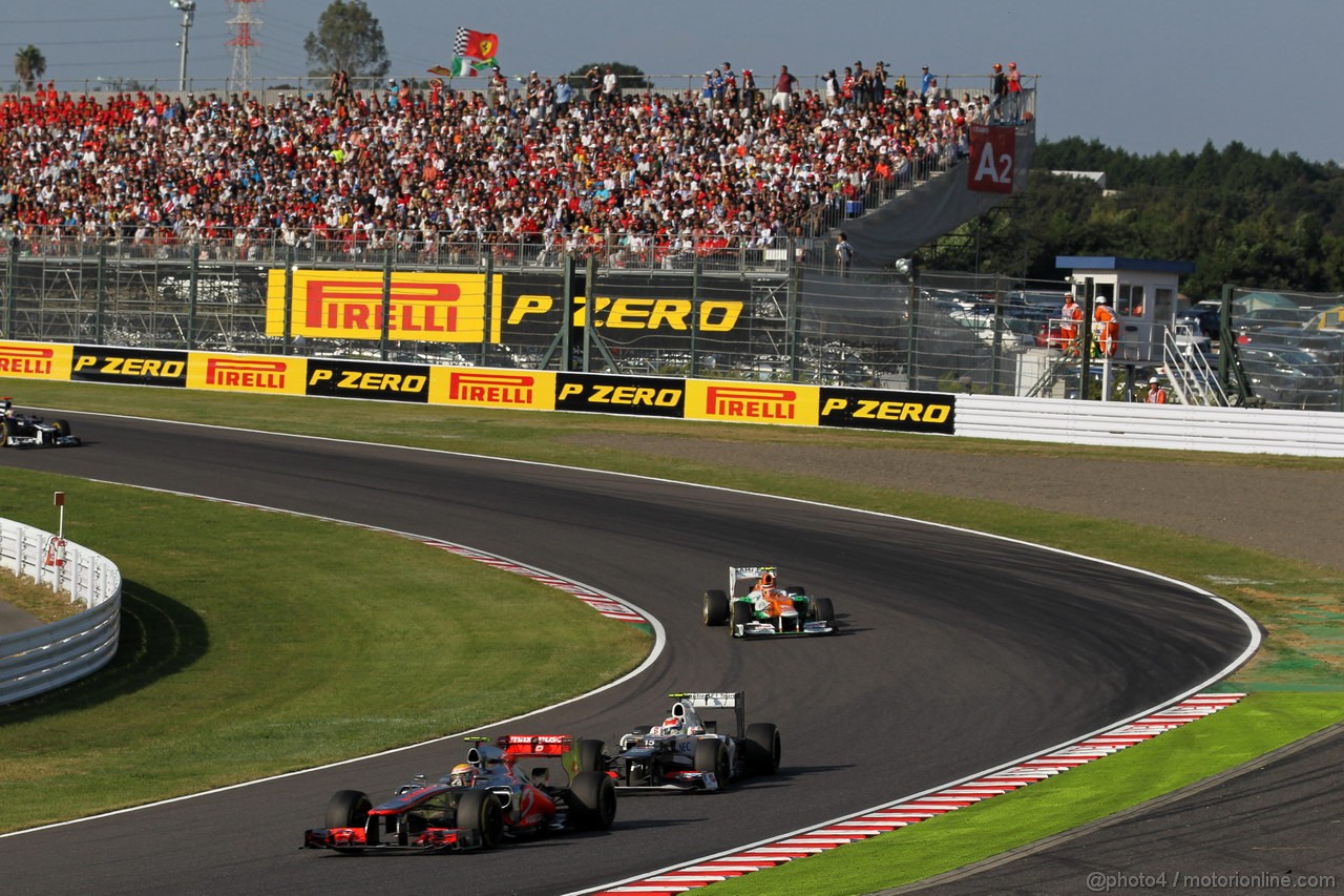 GP GIAPPONE, 07.10.2012- Gara, Lewis Hamilton (GBR) McLaren Mercedes MP4-27 davanti a Sergio Prez (MEX) Sauber F1 Team C31