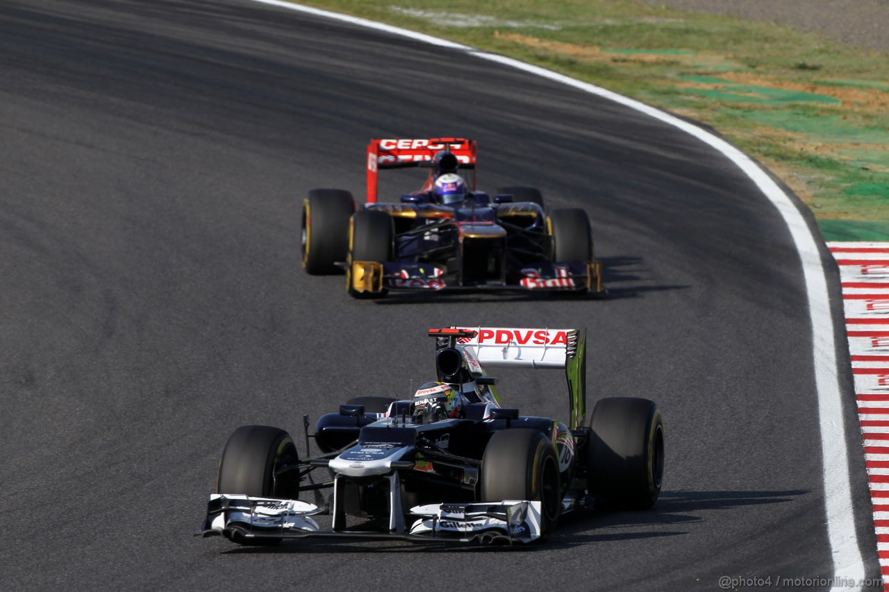 GP GIAPPONE, 07.10.2012- Gara, Pastor Maldonado (VEN) Williams F1 Team FW34 davanti a Daniel Ricciardo (AUS) Scuderia Toro Rosso STR7 