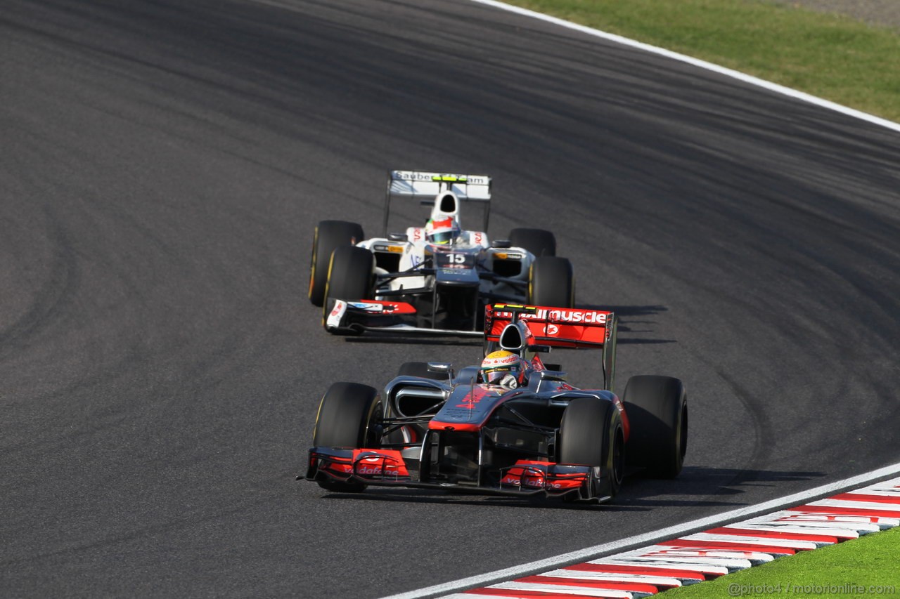 GP GIAPPONE, 07.10.2012- Gara, Lewis Hamilton (GBR) McLaren Mercedes MP4-27 davanti a Sergio Prez (MEX) Sauber F1 Team C31 