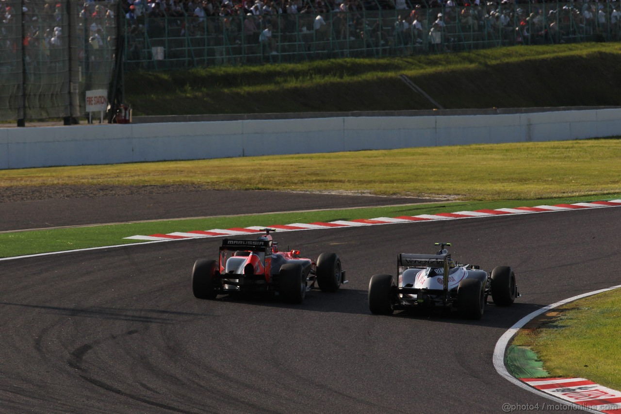 GP GIAPPONE, 07.10.2012- Gara, Charles Pic (FRA) Marussia F1 Team MR01 e Bruno Senna (BRA) Williams F1 Team FW34 