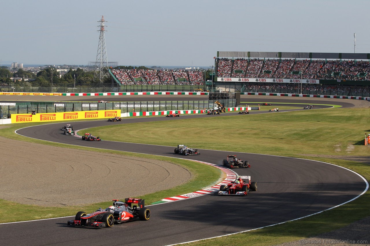 GP GIAPPONE, 07.10.2012- Gara, Jenson Button (GBR) McLaren Mercedes MP4-27 davanti a Felipe Massa (BRA) Ferrari F2012 