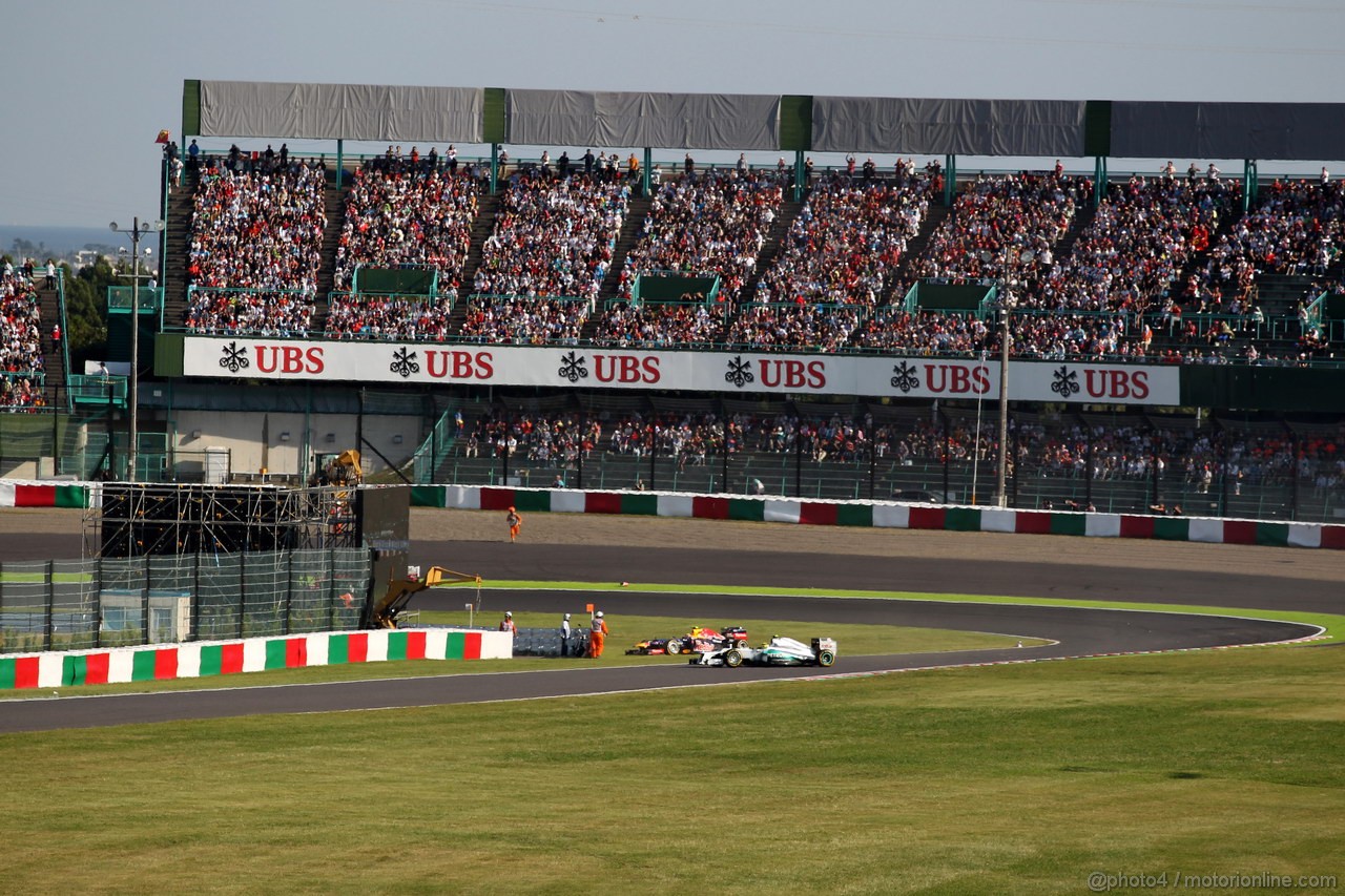 GP GIAPPONE, 07.10.2012- Gara, Mark Webber (AUS) Red Bull Racing RB8 e Nico Rosberg (GER) Mercedes AMG F1 W03, crash 