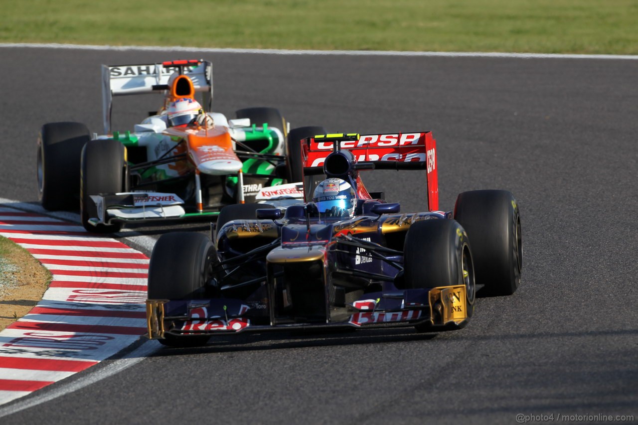 GP GIAPPONE, 07.10.2012- Gara, Jean-Eric Vergne (FRA) Scuderia Toro Rosso STR7 davanti a Paul di Resta (GBR) Sahara Force India F1 Team VJM05 
