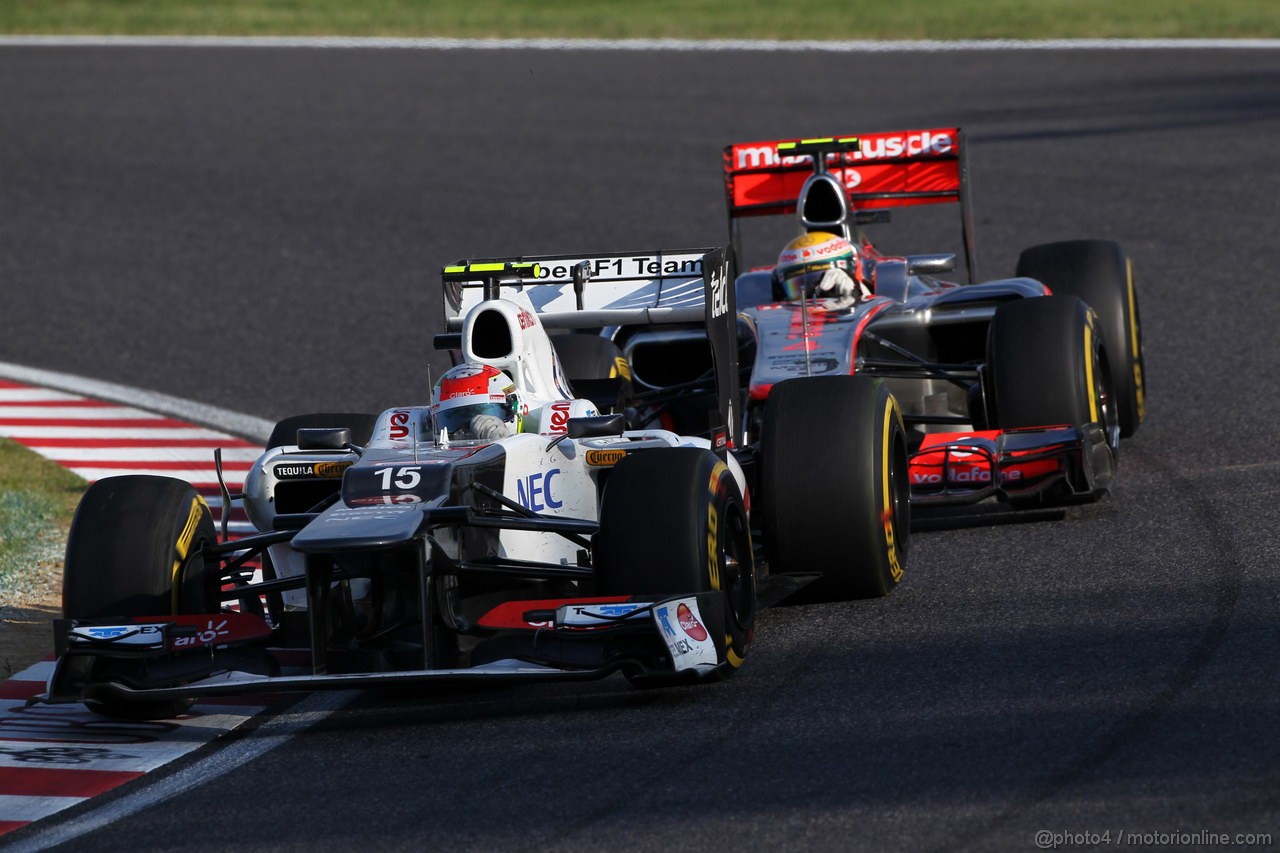 GP GIAPPONE, 07.10.2012- Gara, Sergio Prez (MEX) Sauber F1 Team C31 davanti a Lewis Hamilton (GBR) McLaren Mercedes MP4-27 