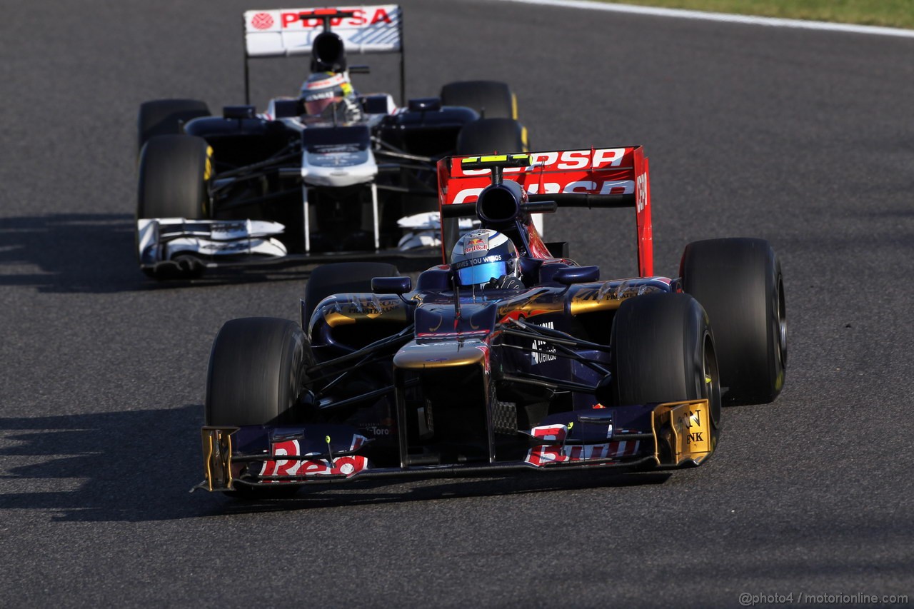 GP GIAPPONE, 07.10.2012- Gara, Jean-Eric Vergne (FRA) Scuderia Toro Rosso STR7 davanti a Pastor Maldonado (VEN) Williams F1 Team FW34 