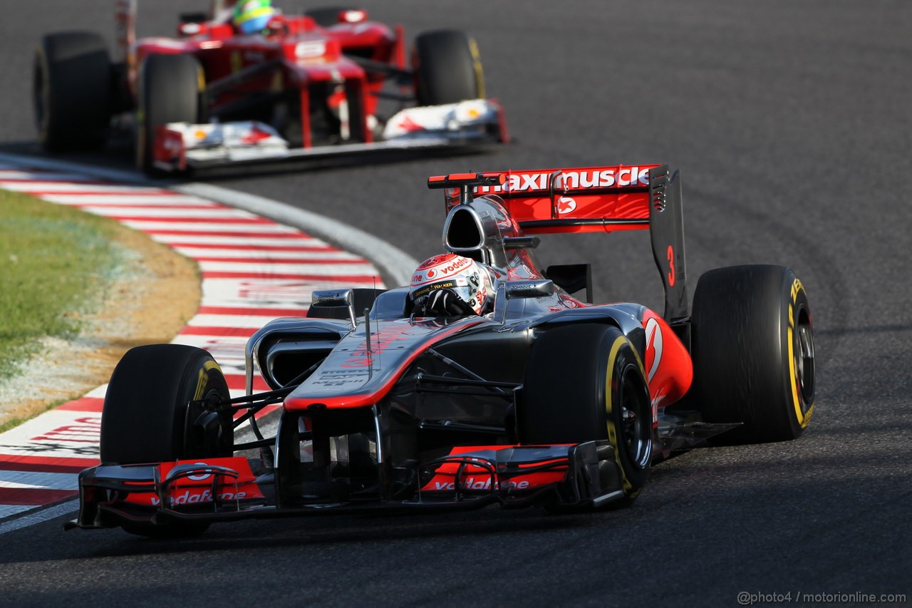 GP GIAPPONE, 07.10.2012- Gara, Jenson Button (GBR) McLaren Mercedes MP4-27 davanti a Felipe Massa (BRA) Ferrari F2012 
