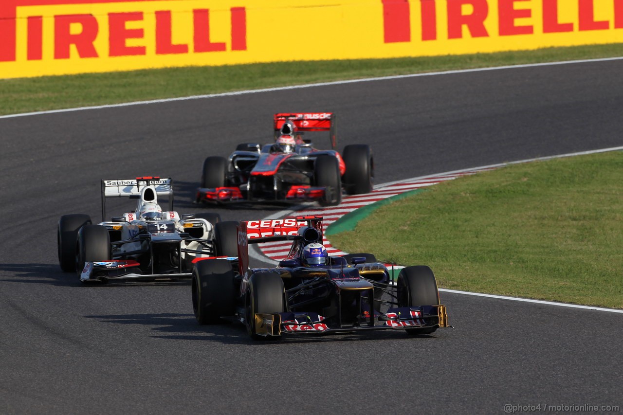 GP GIAPPONE, 07.10.2012- Gara, Daniel Ricciardo (AUS) Scuderia Toro Rosso STR7 davanti a Kamui Kobayashi (JAP) Sauber F1 Team C31 
