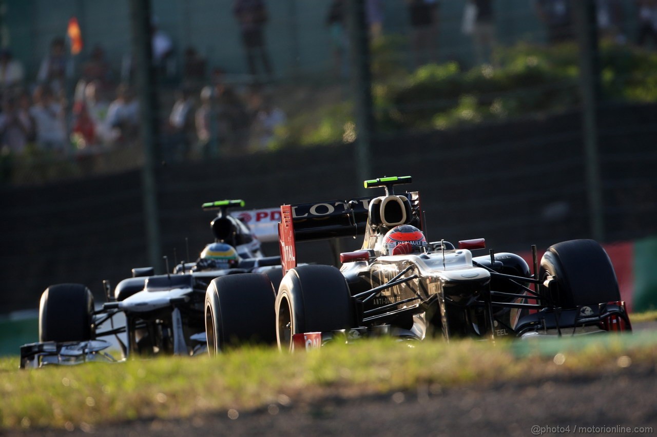 GP GIAPPONE, 07.10.2012- Gara, Romain Grosjean (FRA) Lotus F1 Team E20 davanti a Bruno Senna (BRA) Williams F1 Team FW34 