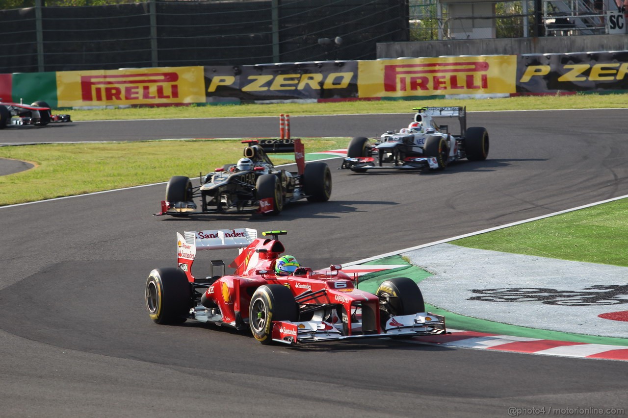 GP GIAPPONE, 07.10.2012- Gara, Felipe Massa (BRA) Ferrari F2012 davanti a Kimi Raikkonen (FIN) Lotus F1 Team E20 