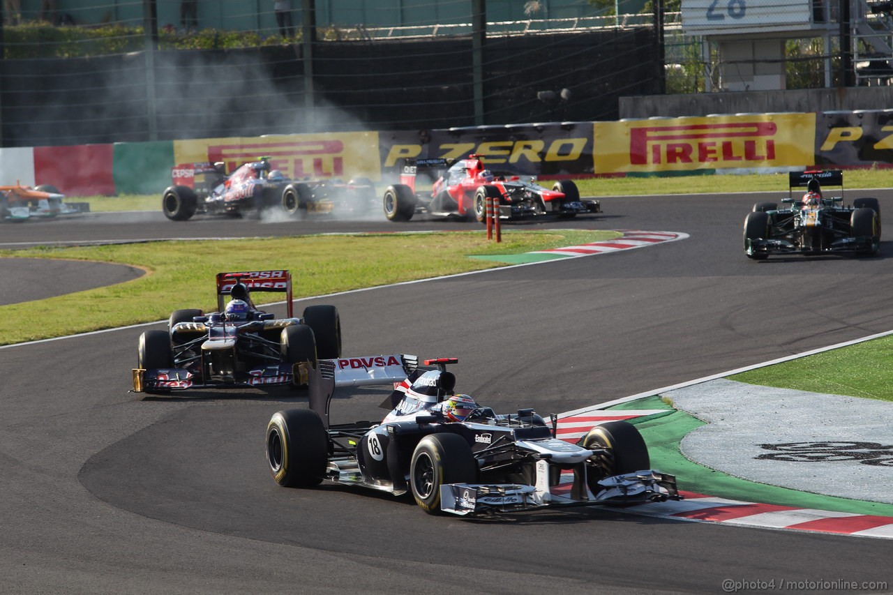 GP GIAPPONE, 07.10.2012- Gara, Pastor Maldonado (VEN) Williams F1 Team FW34 davanti a Daniel Ricciardo (AUS) Scuderia Toro Rosso STR7 