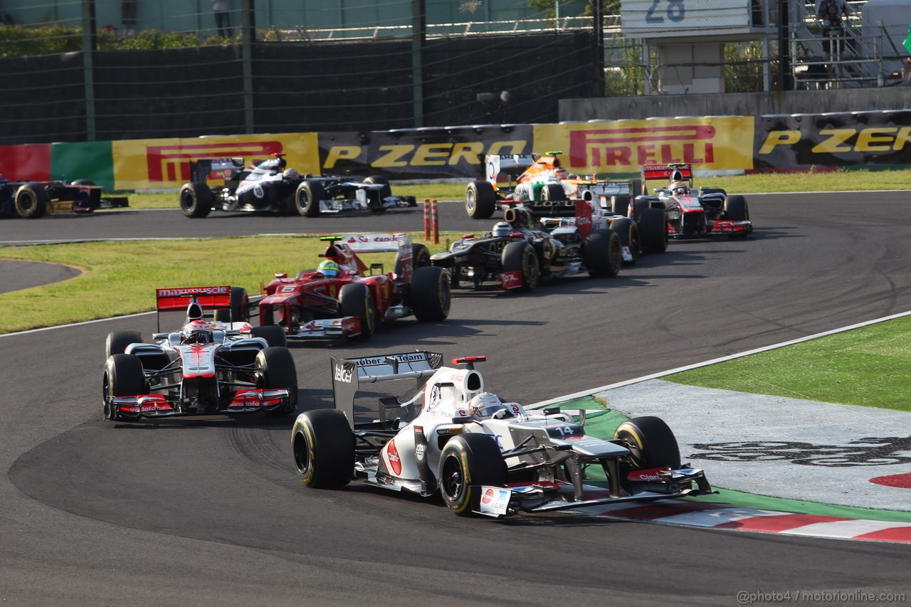 GP GIAPPONE, 07.10.2012- Gara, Kamui Kobayashi (JAP) Sauber F1 Team C31 davanti a Jenson Button (GBR) McLaren Mercedes MP4-27 