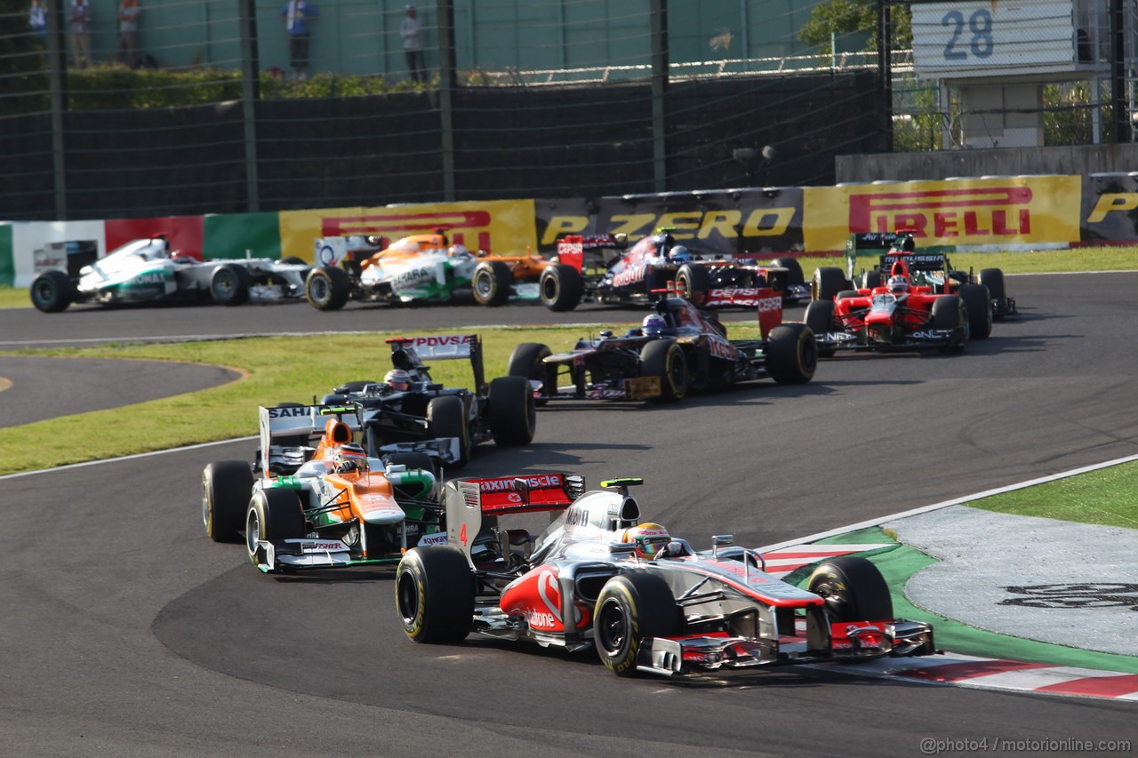 GP GIAPPONE, 07.10.2012- Gara, Lewis Hamilton (GBR) McLaren Mercedes MP4-27 davanti a Nico Hulkenberg (GER) Sahara Force India F1 Team VJM05 