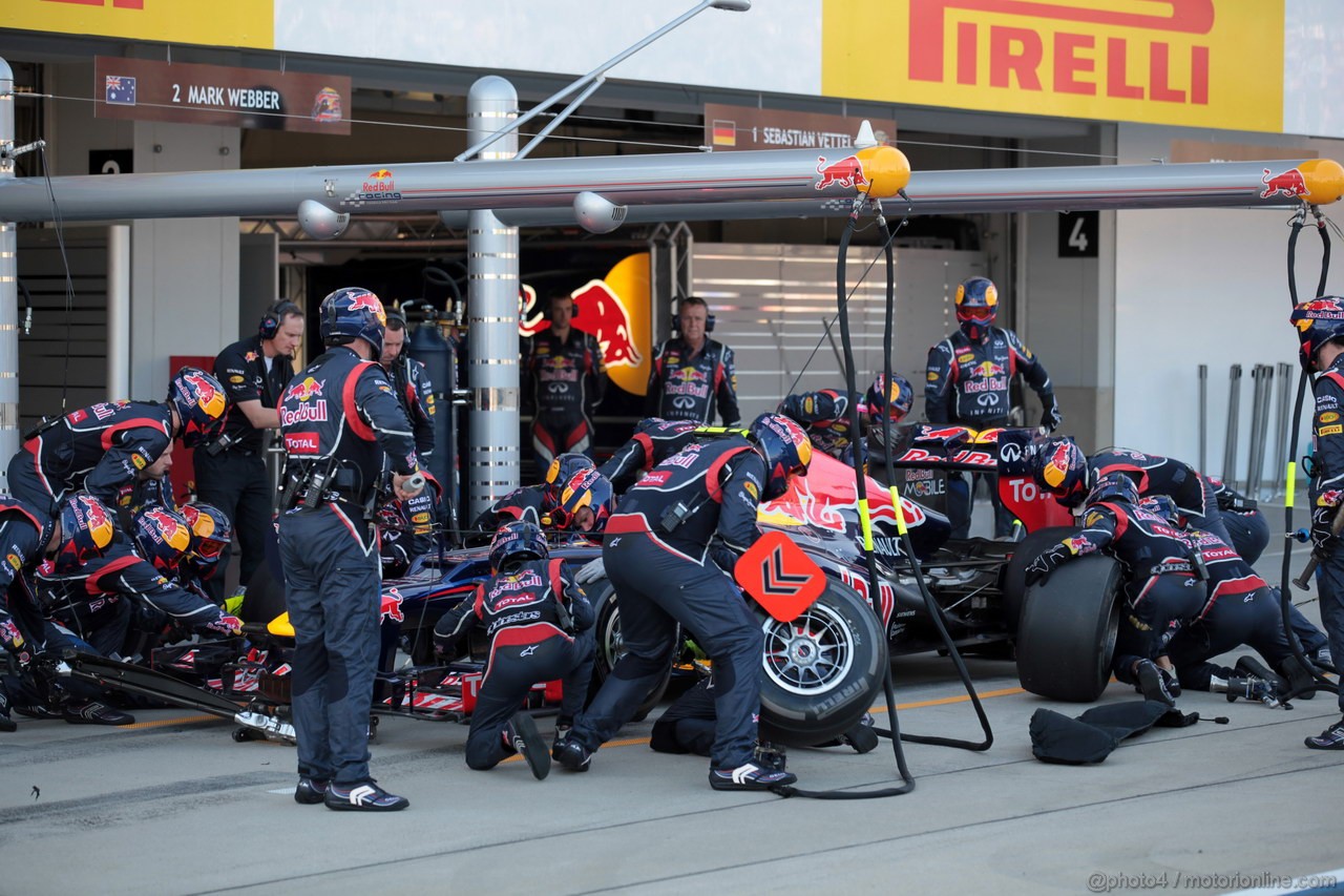 GP GIAPPONE, 07.10.2012- Gara, Pit Stop, Mark Webber (AUS) Red Bull Racing RB8 