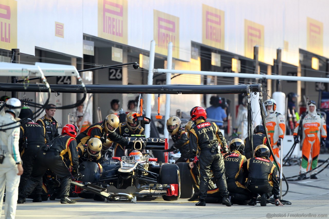 GP GIAPPONE, 07.10.2012- Gara, Pit Stop, Romain Grosjean (FRA) Lotus F1 Team E20 
