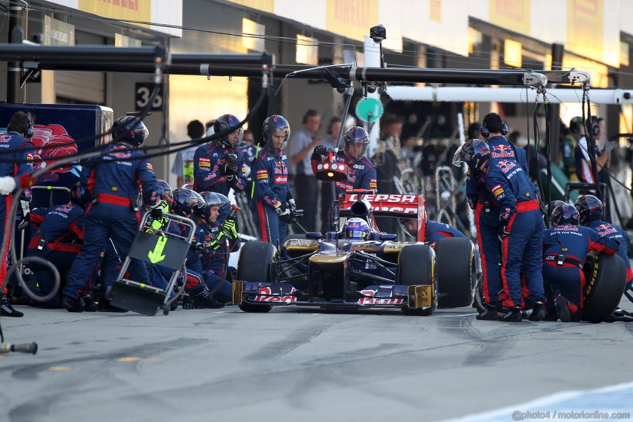 GP GIAPPONE, 07.10.2012- Gara, Pit Stop, Daniel Ricciardo (AUS) Scuderia Toro Rosso STR7 