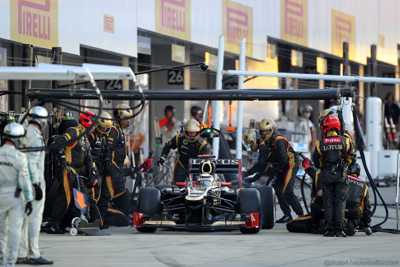GP GIAPPONE, 07.10.2012- Gara, Pit Stop, Kimi Raikkonen (FIN) Lotus F1 Team E20 