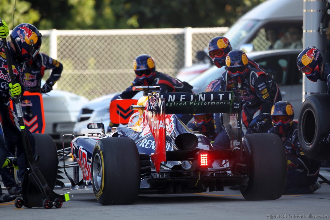 GP GIAPPONE, 07.10.2012- Gara, Pit Stop, Sebastian Vettel (GER) Red Bull Racing RB8 