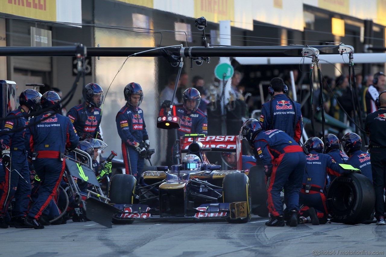 GP GIAPPONE, 07.10.2012- Gara, Pit Stop, Jean-Eric Vergne (FRA) Scuderia Toro Rosso STR7 