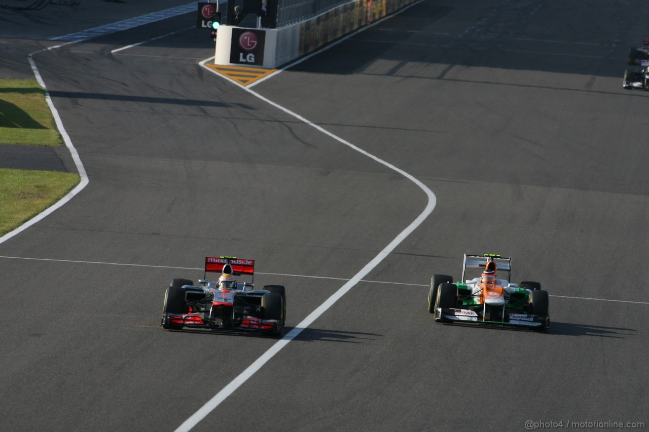 GP GIAPPONE, 07.10.2012- Gara, Lewis Hamilton (GBR) McLaren Mercedes MP4-27 e Nico Hulkenberg (GER) Sahara Force India F1 Team VJM05 