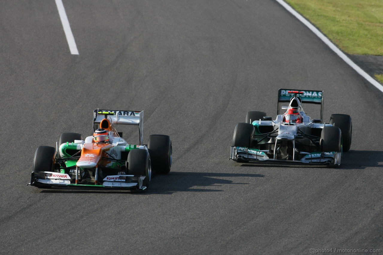 GP GIAPPONE, 07.10.2012- Gara, Nico Hulkenberg (GER) Sahara Force India F1 Team VJM05 e Michael Schumacher (GER) Mercedes AMG F1 W03 